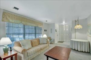 uma sala de estar com um sofá e uma mesa em Lanier Cottage em Jekyll Island mais 16 fotografias