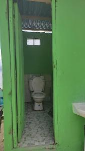 uma casa de banho verde com um WC e um lavatório em isla de san blas em Warsobtugua mais 10 fotografias
