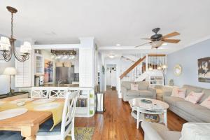 ein Wohnzimmer mit Sofa und Tisch in der Unterkunft Villa 103 Drift on Inn in Jekyll Island