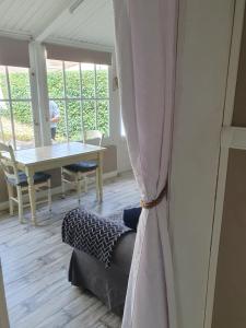 soggiorno con tavolo e tenda di La Maison de Jeanne a Lesparre-Médoc Altre 7 foto