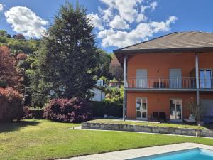 a house with a swimming pool in the yard at A casa di Elena in Lesa