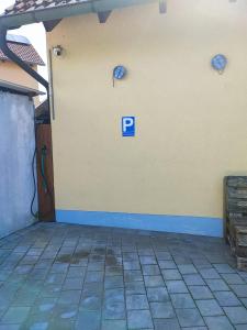 a parking sign on the side of a wall at Ferienwohnung Mühlbach in Igensdorf