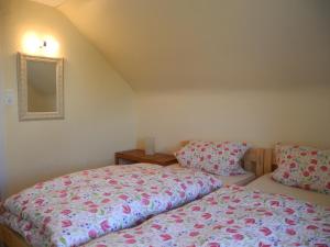 1 Schlafzimmer mit 2 Betten und einem Spiegel in der Unterkunft Villa Luzia in Meuspath