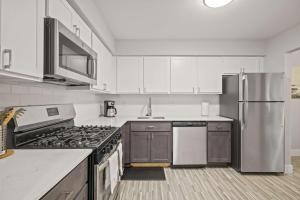 Η κουζίνα ή μικρή κουζίνα στο Modern Comfort in Rochester Perfect Getaway