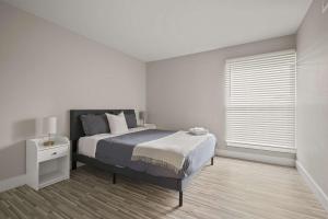 Ένα ή περισσότερα κρεβάτια σε δωμάτιο στο Modern Comfort in Rochester Perfect Getaway