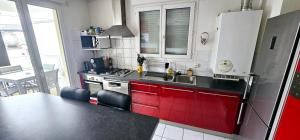 Kuchyň nebo kuchyňský kout v ubytování Appartement entier avec terrasse