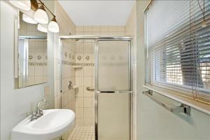 a bathroom with a shower and a sink and a toilet at Perry's Manor in Jekyll Island +11 photos