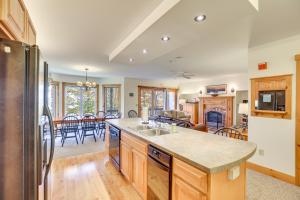 Η κουζίνα ή μικρή κουζίνα στο Ski-InandSki-Out at Jay Peak Resort Condo!