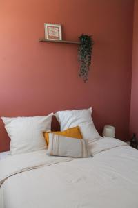 Ένα ή περισσότερα κρεβάτια σε δωμάτιο στο Logement lumineux près de la mer et de la ville +4 φωτογραφίες