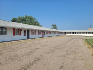 RedfieldAmaris Inn的一栋空置的建筑，前面有一条土路