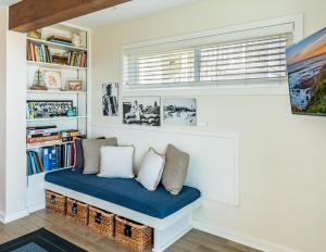 un banc dans une pièce avec une fenêtre et des étagères dans l'établissement Seahorse Retreat by Paradise Retreats, à Carpinteria