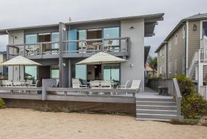 une maison sur la plage avec des chaises et des tables dans l'établissement Seahorse Retreat by Paradise Retreats, à Carpinteria 23 autres photos