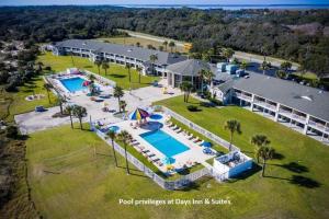 an aerial view of a pool privileges at day inn in ships at Woodlawn in Jekyll Island