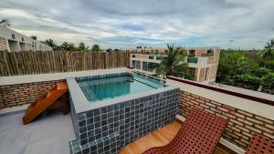 a swimming pool on the roof of a building at Casa Mar Atins in Atins
