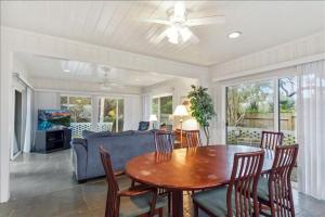 uma sala de estar com uma mesa, cadeiras e um sofá em Sea Watch em Jekyll Island
