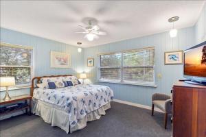 um quarto com uma cama e uma TV de tela plana em Sea Watch em Jekyll Island mais 25 fotografias