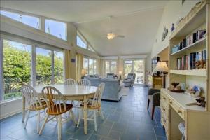 ein Wohnzimmer mit Tisch und Stühlen und einer Couch in der Unterkunft Seaview Cottage in Jekyll Island