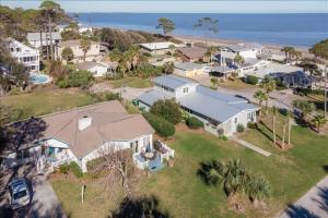 eine Luftaufnahme eines Hauses mit Blick auf das Meer in der Unterkunft Seaview Cottage in Jekyll Island