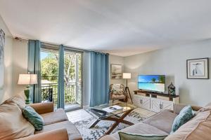 Телевизор и/или развлекательный центр в Villa 340- A Poolside Paradise