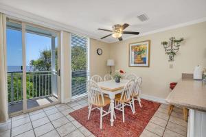 une cuisine et une salle à manger avec une table et des chaises dans l'établissement Villa 379, à Île de Jekyll