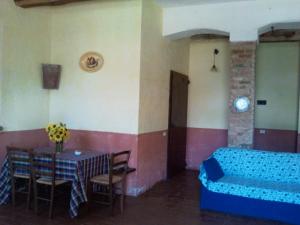 een kamer met een bed en een tafel en stoelen bij La Pievaccia in Binami