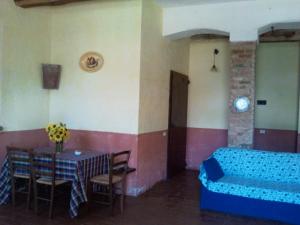 a room with a bed and a table and chairs at La Pievaccia in Binami