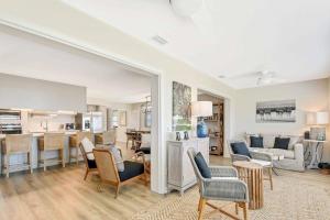 a large living room with a kitchen and a living room at Spring Cottage in Jekyll Island