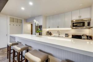 Η κουζίνα ή μικρή κουζίνα στο Stunning Ski In-Ski Out Condo with Pool & Hot Tub