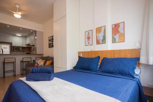 een blauw bed met blauwe kussens in een slaapkamer bij SUH Copacabana 43 New Confort in Rio de Janeiro +27 foto's
