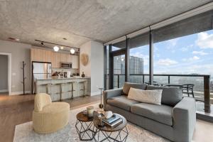 Una cocina o cocineta en Sage Modern Apartments Near Union Park in West Loop