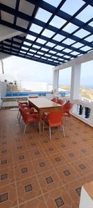 a dining room with a table and chairs at Blue ocean villa in Asilah