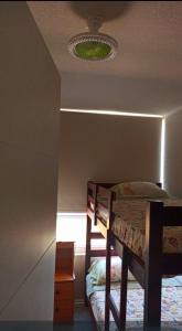 1 dormitorio con litera y techo luminoso en Departamento central Temuco, en Temuco