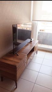 escritorio de madera en una habitación con ventana en Departamento central Temuco, en Temuco