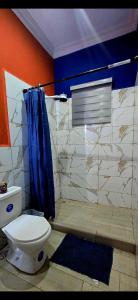 Ένα μπάνιο στο Casa azul con Generador electrico , Piscina y jacuzzi