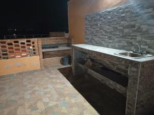 San Miguel ContlaLuxos Casa Residencial Privada的带水槽和砖墙的浴室