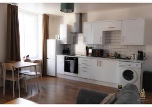Η κουζίνα ή μικρή κουζίνα στο Perfect For Long Stays Fast Wi-Fi Central Location Spacious Rooms