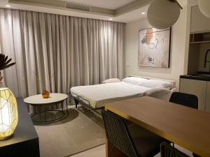 een ziekenhuiskamer met een bed en een tafel bij LA CALA TROCADERo in Cala del Moral