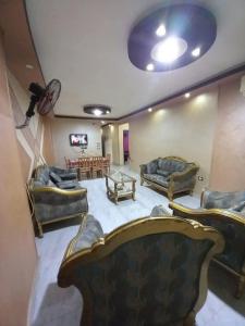 un salon avec des canapés et une table dans l'établissement رزق هاوس, à Ash Shūnah ash Shamālīyah