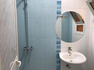 une salle de bain avec une douche avec un lavabo et un miroir dans l'établissement رزق هاوس, à Ash Shūnah ash Shamālīyah