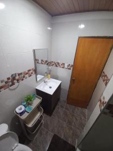 a bathroom with a toilet and a sink at Apartamento Hogar Caribeño 2H con AA in Santa Marta +11 photos