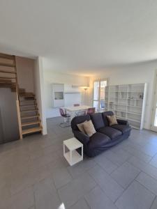 un soggiorno con un divano e un tavolo di A casa di Elena a Lesa Altre 26 foto