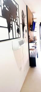 una habitación con una computadora portátil en una pared en Apart del Centro 03, en Santa Fe