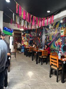 Restoran või mõni muu söögikoht majutusasutuses PARTY HOSTEL THAY Miraflores Lima