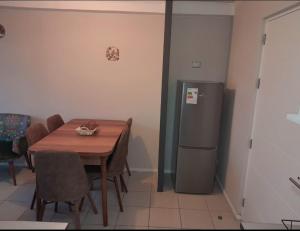 Un comedor con una mesa y un refrigerador. en Departamento central Temuco, en Temuco