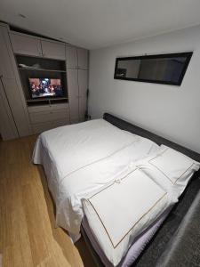 En eller flere senge i et værelse på Studio in Greenford - 20 mins to Heathrow or London + 8 billeder