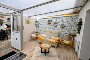 Posedenie v ubytovaní Vacation house between port and beach with garage