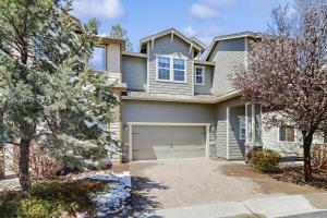 ein Haus mit einer Garage davor in der Unterkunft The Pines in Flagstaff