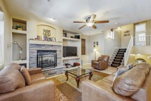 ein Wohnzimmer mit zwei Sofas und einem Kamin in der Unterkunft The Pines in Flagstaff