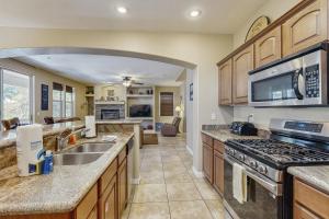 eine Küche mit Spüle und Herd oberen Backofen in der Unterkunft The Pines in Flagstaff