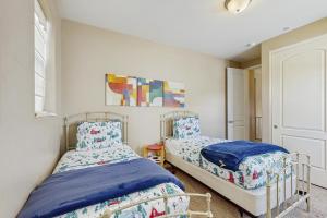 ein Schlafzimmer mit zwei Betten und einem Fenster in der Unterkunft The Pines in Flagstaff